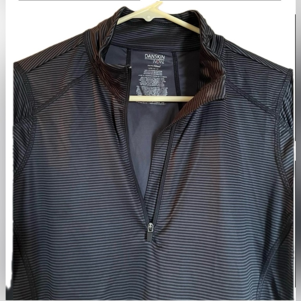 Danskin now long sleeve pullover with thumbholes. Excellent condition. Size L